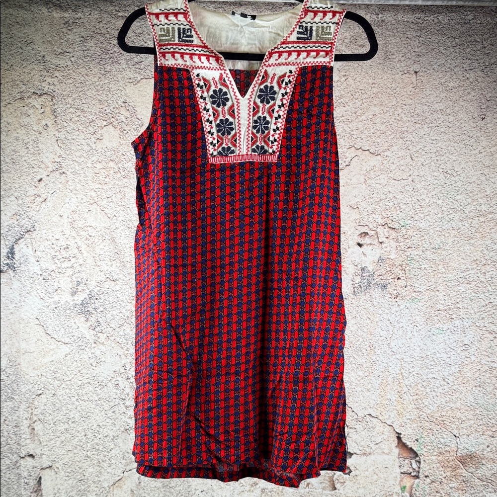 Papillon Split Neck Sleeveless
Embroidery Yoke Geometric Print... size s A637